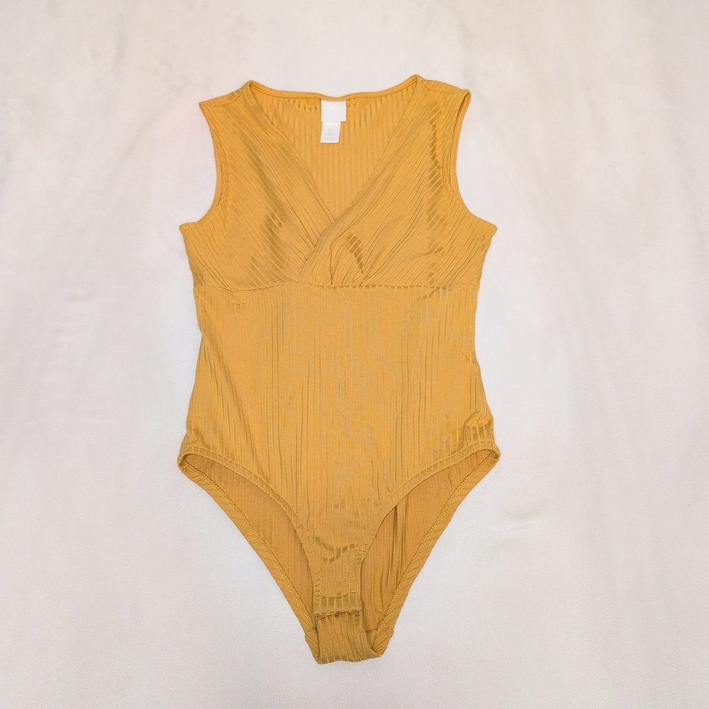 H&M Ribbed Yellow V-Neck Bodysuit - Size S - Picture 2 of 7